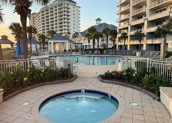 Spacious Beachfront With Full Kitchen Shared Pool And Access *