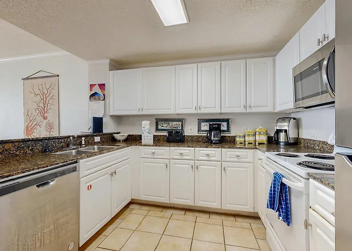 Spacious Beachfront With Full Kitchen Shared Pool And Access