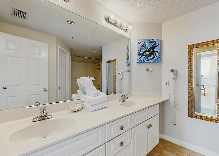 Spacious Beachfront With Full Kitchen Shared Pool And Access