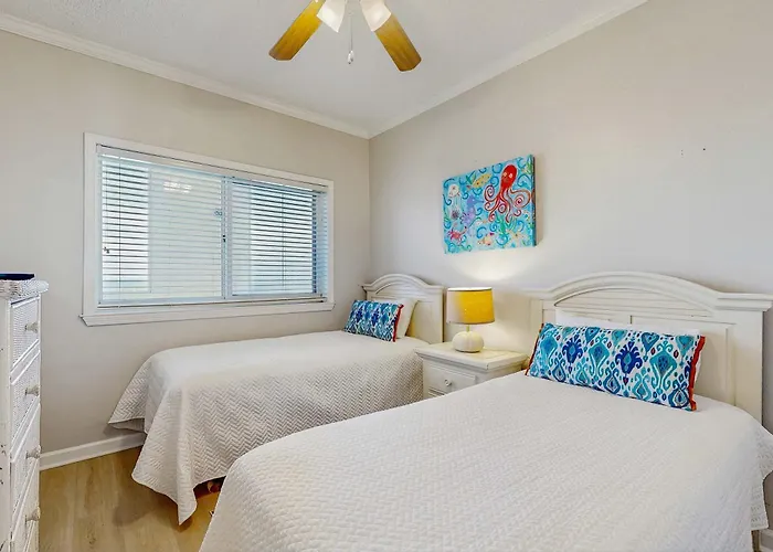 Spacious Beachfront With Full Kitchen Shared Pool And Access *