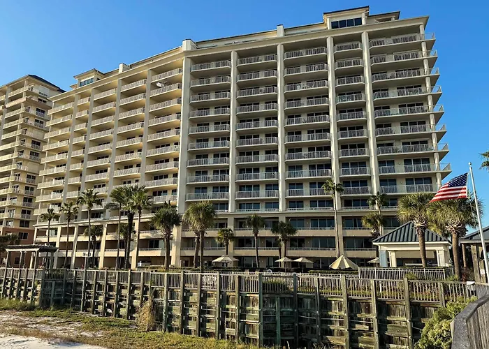 Spacious Beachfront With Full Kitchen Shared Pool And Access *